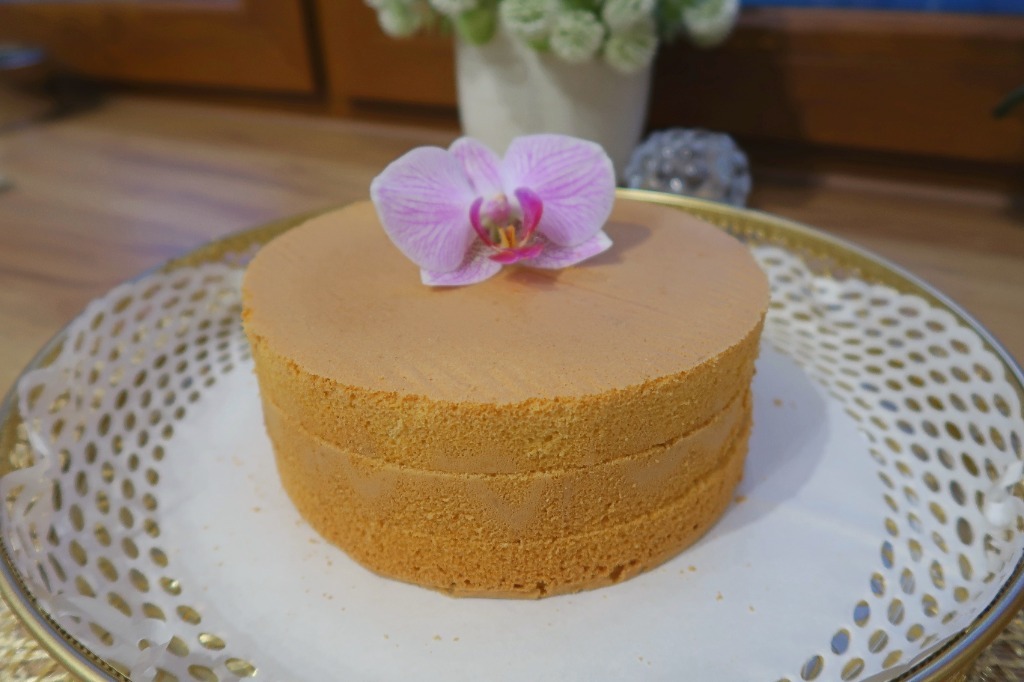 Biszkopt 18 cm na talerzu z orchideą