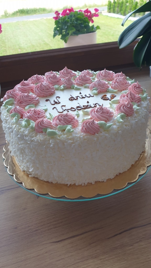 Biszkopt w domowym klimacie – kompozycja ze składnikami