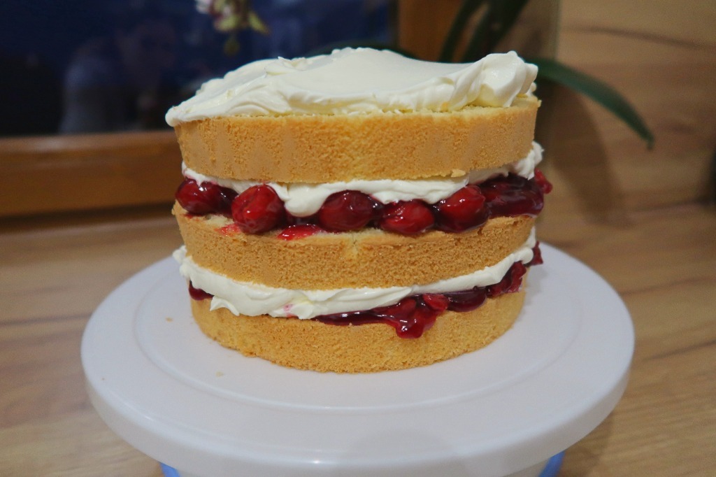 Przekrojony biszkopt – widoczna delikatna struktura